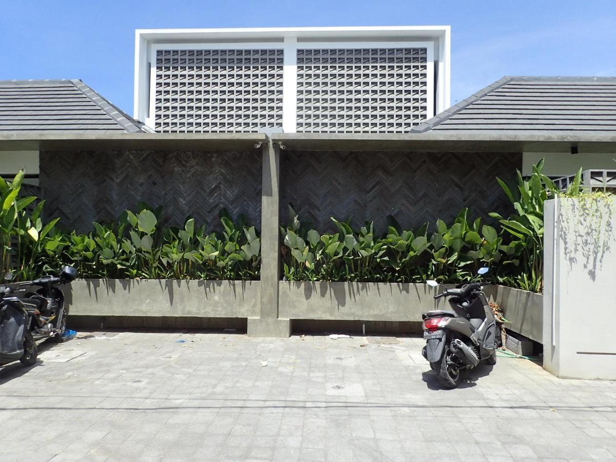 Hujan 2 Seminyak (Bali)